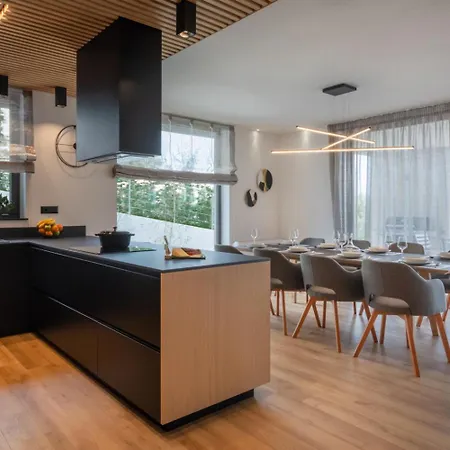 Valpinia Luxury In A Quiet Location With Pool, Sauna, Jacuzzi And Large Garden Vila *
